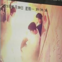 湖北宜昌一家三口乘電梯下樓，遇電動(dòng)車(chē)進(jìn)電梯堅決阻止！