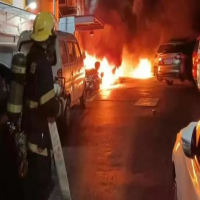 深圳一車(chē)棚深夜起火，40多輛電動(dòng)車(chē)被燒成鐵架，附近轎車(chē)也遭殃